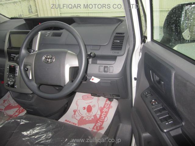 TOYOTA VOXY 2008 Image 8