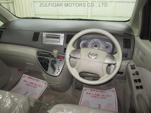 TOYOTA ISIS 2008 Image 2