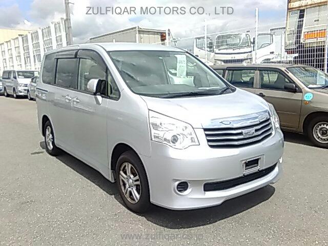 TOYOTA NOAH 2011 Image 2