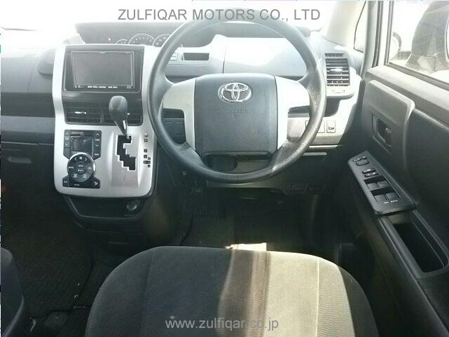 TOYOTA VOXY 2012 Image 2