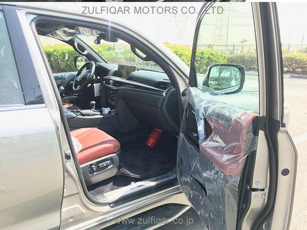 LEXUS LX 570 2018 Image 9