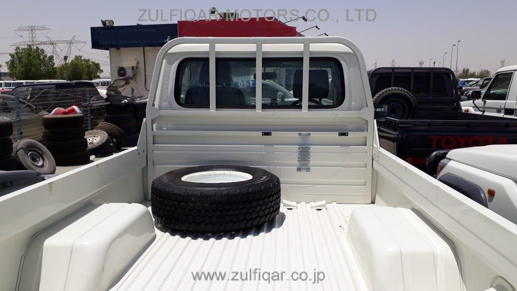 TOYOTA LAND CRUISER 2011 Image 6