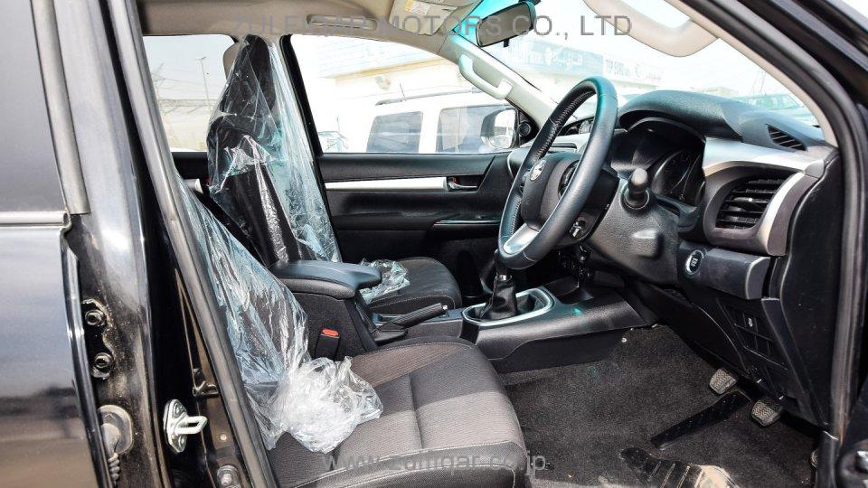 TOYOTA HILUX 2017 Image 8