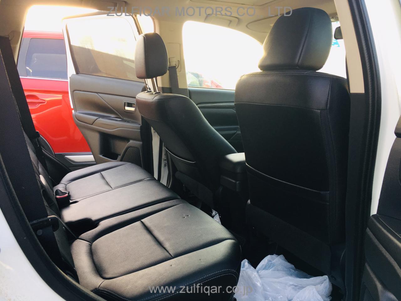 MITSUBISHI OUTLANDER 2016 Image 8