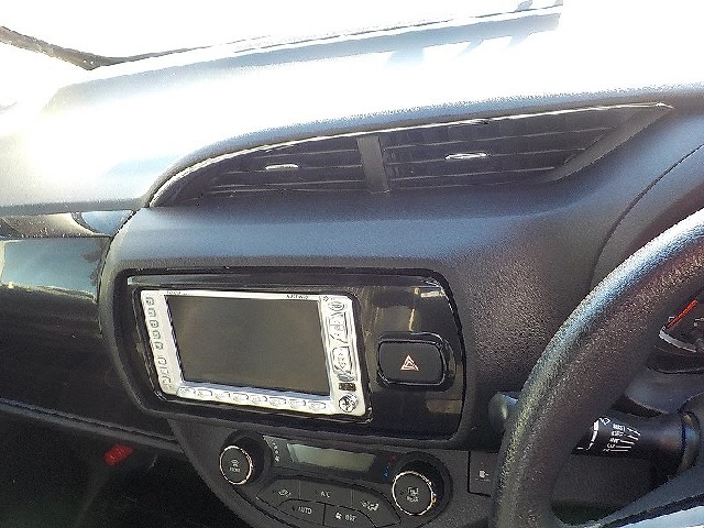 TOYOTA VITZ 2017 Image 19