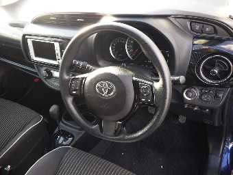 TOYOTA VITZ 2017 Image 9