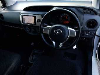 TOYOTA VITZ 2016 Image 3