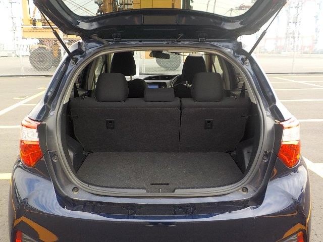 TOYOTA VITZ 2017 Image 20