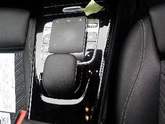 MERCEDES BENZ A CLASS 2018 Image 12