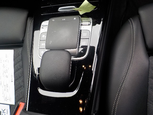 MERCEDES BENZ A CLASS 2018 Image 19