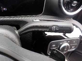 MERCEDES BENZ A CLASS 2018 Image 13