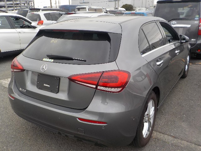 MERCEDES BENZ A CLASS 2018 Image 27