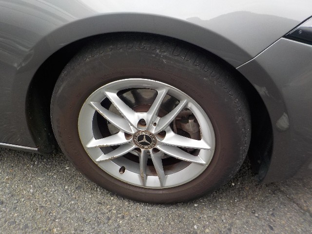 MERCEDES BENZ A CLASS 2018 Image 28