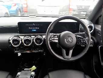 MERCEDES BENZ A CLASS 2018 Image 9