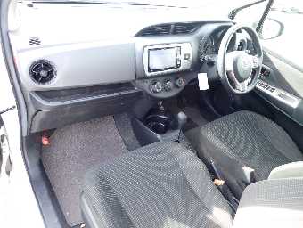 TOYOTA VITZ 2015 Image 9