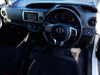 TOYOTA VITZ 2015 Image 3