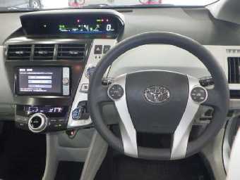 TOYOTA PRIUS ALPHA 2011 Image 6