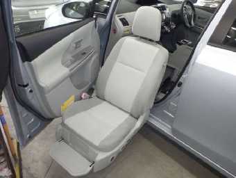 TOYOTA PRIUS ALPHA 2011 Image 10