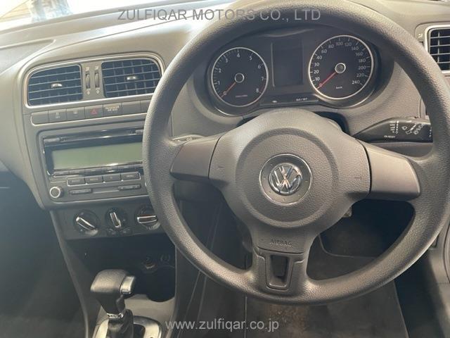 VOLKSWAGEN POLO 2010 Image 9