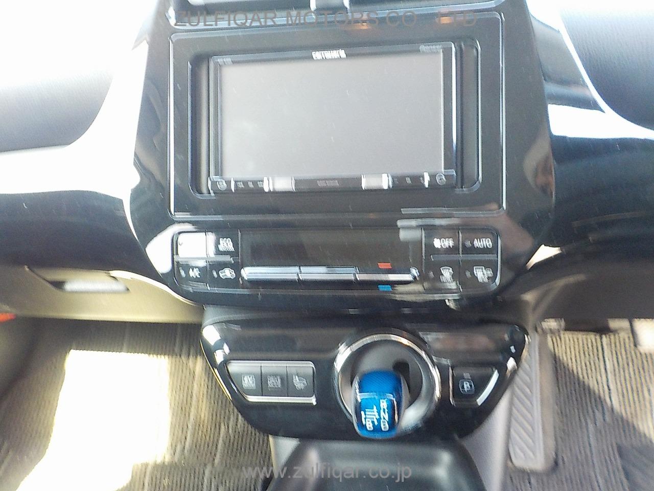 TOYOTA PRIUS 2017 Image 11