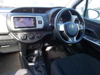 TOYOTA VITZ 2017 Image 3