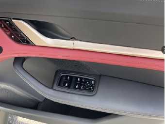 PORSCHE TAYCAN 2021 Image 24