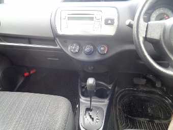 TOYOTA VITZ 2016 Image 9