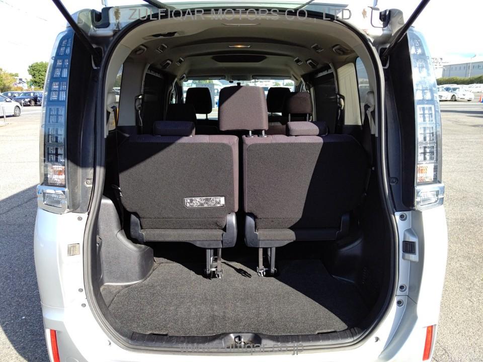 TOYOTA VOXY 2016 Image 12