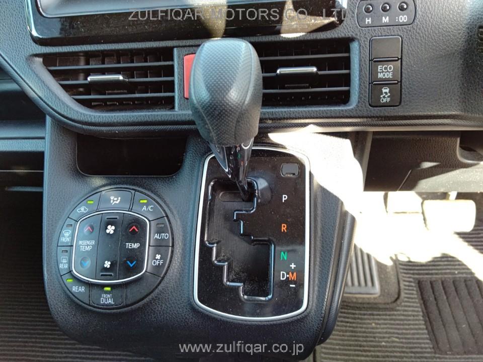 TOYOTA VOXY 2016 Image 7