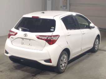 TOYOTA VITZ 2017 Image 2
