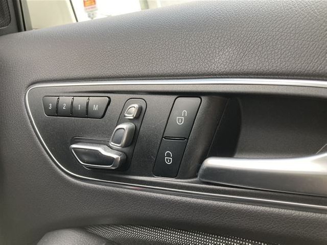 MERCEDES BENZ A CLASS 2017 Image 27