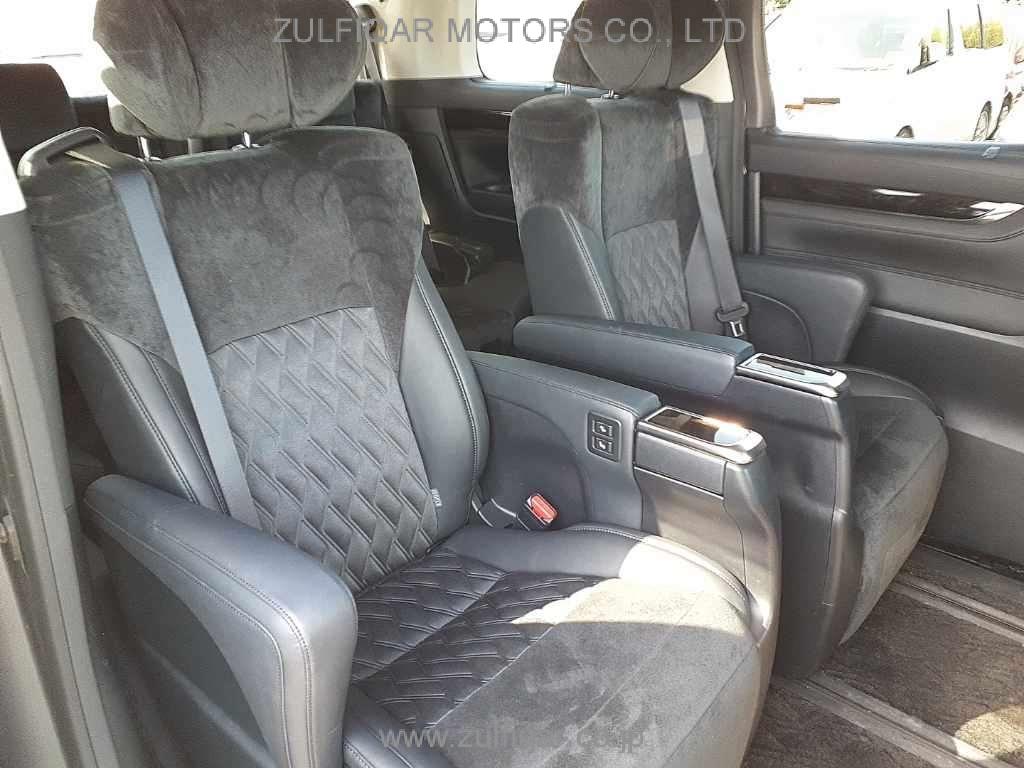 TOYOTA ALPHARD 2017 Image 9