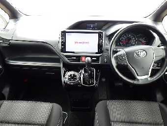 TOYOTA VOXY 2017 Image 9
