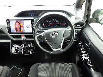 TOYOTA VOXY 2017 Image 10