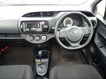 TOYOTA VITZ 2017 Image 6