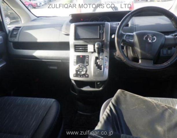 TOYOTA VOXY 2012 Image 3