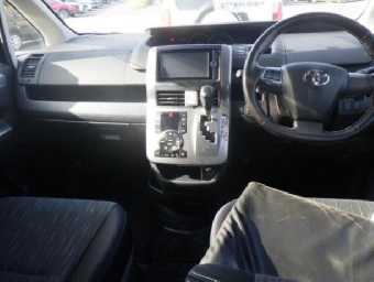 TOYOTA VOXY 2012 Image 3
