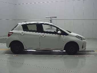 TOYOTA VITZ 2017 Image 3