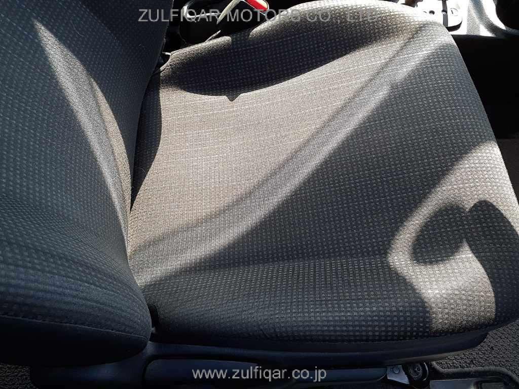 TOYOTA VITZ 2017 Image 8