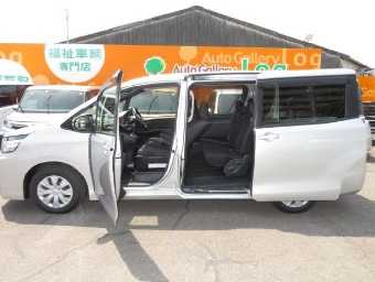 TOYOTA VOXY 2017 Image 2