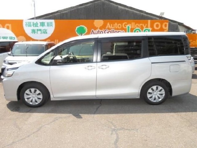 TOYOTA VOXY 2017 Image 30