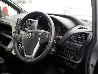 TOYOTA VOXY 2017 Image 30