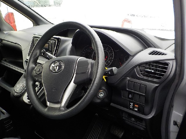 TOYOTA VOXY 2017 Image 36