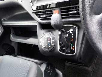 TOYOTA VOXY 2017 Image 32