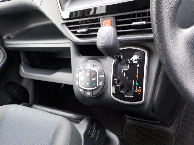 TOYOTA VOXY 2017 Image 38