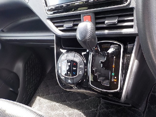 TOYOTA VOXY 2018 Image 20