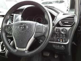 TOYOTA VOXY 2018 Image 6