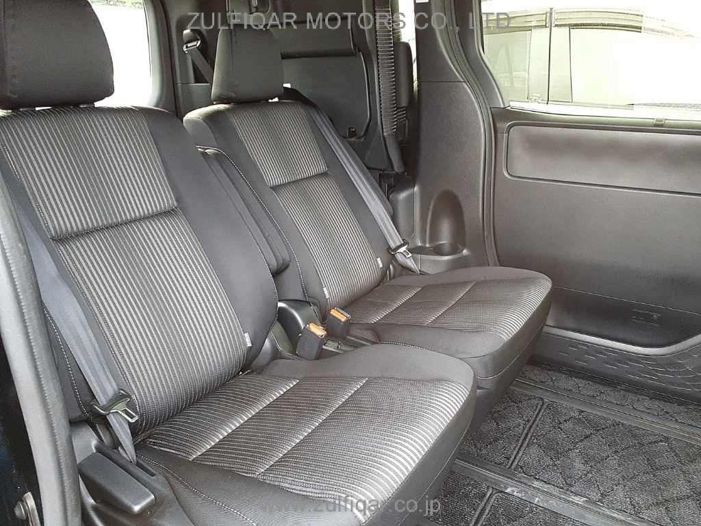 TOYOTA VOXY 2018 Image 9