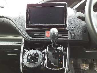 TOYOTA VOXY 2018 Image 9