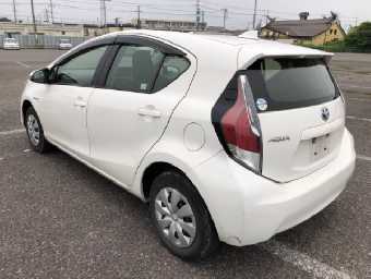 TOYOTA AQUA 2017 Image 2